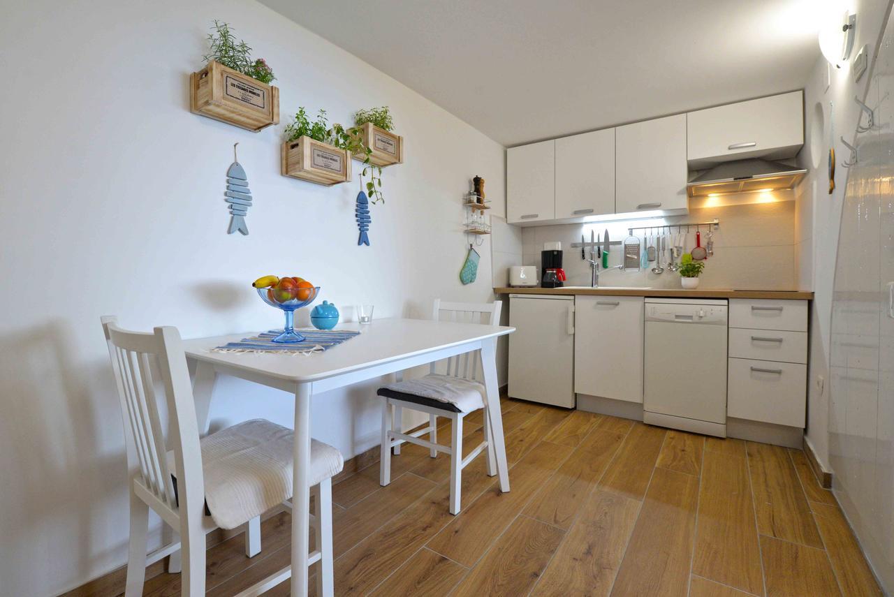 Sea Side Apartment Murter Eksteriør bilde